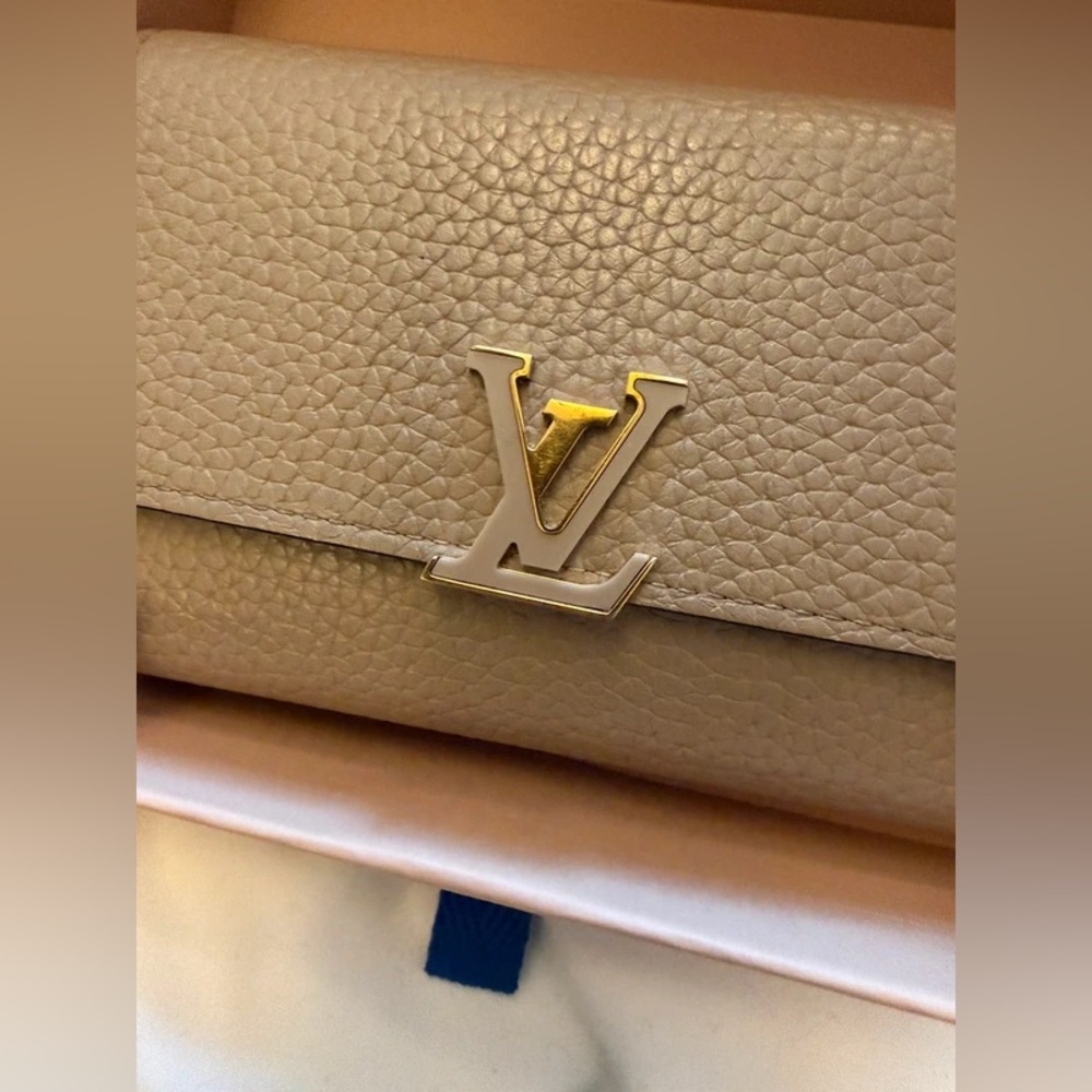 Louis Vuitton Capucines Compact Wallet - Picture 2 of 8